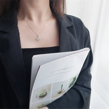 Cargar imagen en el visor de la galería, Amulette décorée de la fleur de lys - image 3