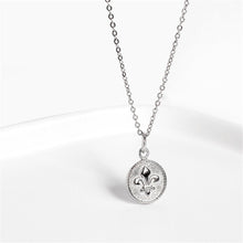 Cargar imagen en el visor de la galería, Amulette décorée de la fleur de lys - image 2