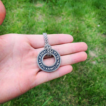 Cargar imagen en el visor de la galería, Amulette décorée des runes du futhark - image 2