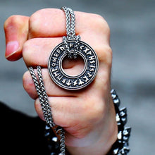 Cargar imagen en el visor de la galería, Amulette décorée des runes du futhark - image 3