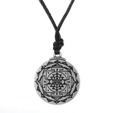 Cargar imagen en el visor de la galería, Amulette décorée du Shri Yantra - image 1