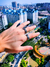 Cargar imagen en el visor de la galería, Bague au style ancien gravée de runes - image 4