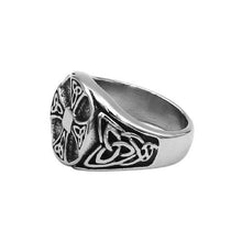 Cargar imagen en el visor de la galería, Bague stylisée portant la croix celtique - image 2