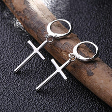 Cargar imagen en el visor de la galería, Boucles d’oreille aux croix métallisées - image 4