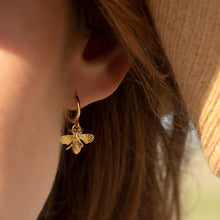 Cargar imagen en el visor de la galería, Boucles d&#39;oreilles décorées d&#39;abeilles - image 4