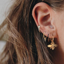 Cargar imagen en el visor de la galería, Boucles d&#39;oreilles décorées d&#39;abeilles - image 5