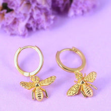 Cargar imagen en el visor de la galería, Boucles d&#39;oreilles décorées d&#39;abeilles - image 3