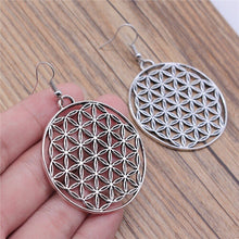 Cargar imagen en el visor de la galería, Boucles d&#39;oreilles fleur de vie - image 2