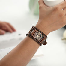 Cargar imagen en el visor de la galería, Bracelet en cuir décoré du Valknut - image 8