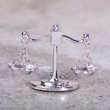 Cargar imagen en el visor de la galería, Broche de la balance de Thémis - image 2