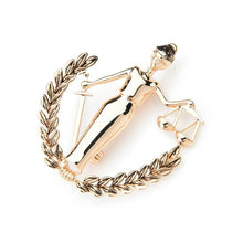 Laden Sie das Bild in den Galerie-Viewer, Broche de Thémis portant glaive et balance - image 3