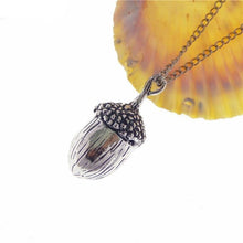 Cargar imagen en el visor de la galería, Collier avec un gland de chêne - image 2