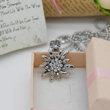 Cargar imagen en el visor de la galería, Collier avec une fleur d&#39;Edelweiss - image 2