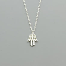 Laden Sie das Bild in den Galerie-Viewer, Collier court de la main de Fatma - image 2