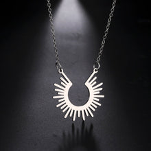 Cargar imagen en el visor de la galería, Collier du Soleil tribal amazonien - image 2