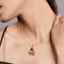 Cargar imagen en el visor de la galería, Collier d&#39;une petite coccinelle - image 4