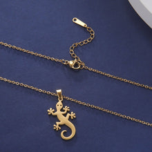 Laden Sie das Bild in den Galerie-Viewer, Collier portant une salamandre - image 3