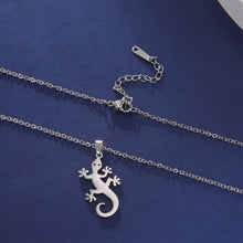 Laden Sie das Bild in den Galerie-Viewer, Collier portant une salamandre - image 2
