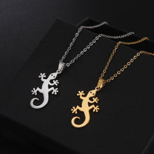 Laden Sie das Bild in den Galerie-Viewer, Collier portant une salamandre - image 4
