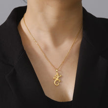 Laden Sie das Bild in den Galerie-Viewer, Collier portant une salamandre - image 6