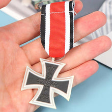 Load image into Gallery viewer, Décoration militaire à la croix de fer - image 3