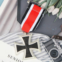 Load image into Gallery viewer, Décoration militaire à la croix de fer - image 4