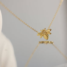 Cargar imagen en el visor de la galería, Pendentif à l&#39;abeille mellifère - image 4