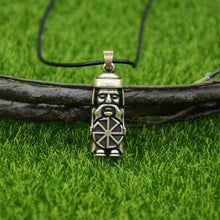 Laden Sie das Bild in den Galerie-Viewer, Pendentif de Domovoi - image 4