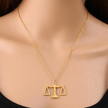 Laden Sie das Bild in den Galerie-Viewer, Pendentif de la balance de Thémis - image 3