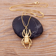 Cargar imagen en el visor de la galería, Pendentif de scarabée - image 5