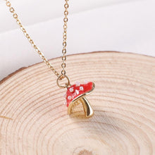 Charger l&#39;image dans la galerie, Pendentif décoré d&#39;un champignon hallucinogène - image 2