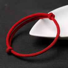Charger l&#39;image dans la galerie, Petit bracelet rouge - image 2
