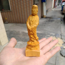 Cargar imagen en el visor de la galería, Statuette de Guan Yin en bois - image 2