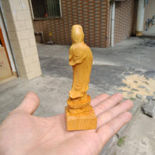 Cargar imagen en el visor de la galería, Statuette de Guan Yin en bois - image 3