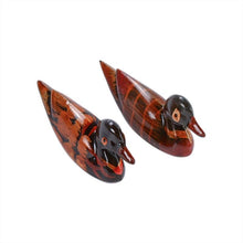 Laden Sie das Bild in den Galerie-Viewer, Statuettes en bois des canards mandarins - image 2