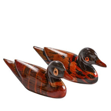 Laden Sie das Bild in den Galerie-Viewer, Statuettes en bois des canards mandarins - image 1